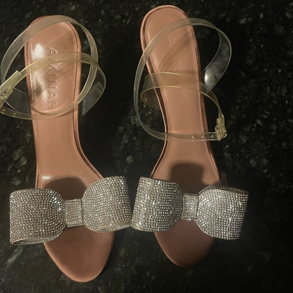 Chic Silver and Tan Bow Heels - Picture 4 of 6